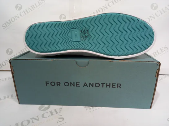 BOXED PAIR OF TOMS SHOES IN WHITE UK SIZE 6.5