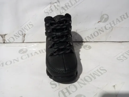 BOXED PAIR OF DESIGNER TODDLER'S SHOES IN THE STYLE OF TIMBERLAND IN BLACK UK SIZE 7