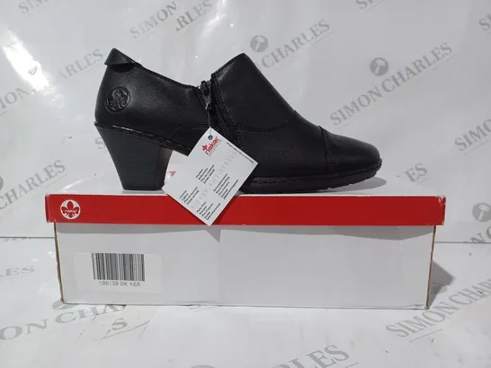 BOXED PAIR OF RIEKER ANTISTRESS BOOTS IN BLACK SIZE 6.5