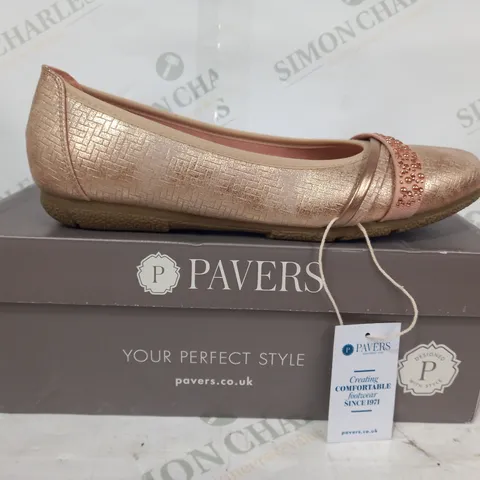 BOXED PAIR OF PAVERS BELLISSIMO SLIP-ON SHOES IN ROSE GOLD W. JEWEL EFFECT SIZE 6