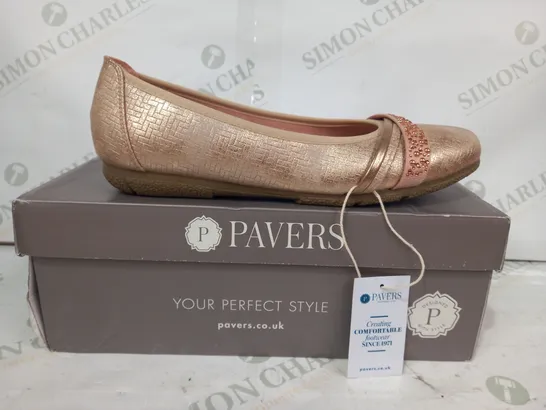 BOXED PAIR OF PAVERS BELLISSIMO SLIP-ON SHOES IN ROSE GOLD W. JEWEL EFFECT SIZE 6