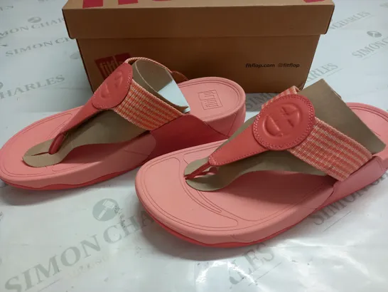 BOXED PAIR OF FITFLOPS WALKSTAR FINESTRIPE TOE-POST SANDALS IN CORAL - UK 7 