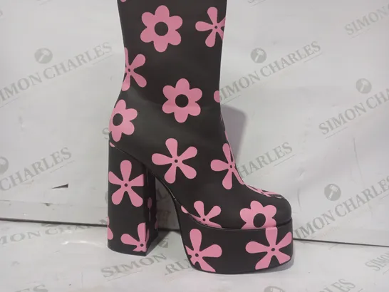 BOXED PAIR OF KOI PLATFORM BLOCK HEEL BOOTS IN BLACK WITH PINK FLOWER DESIGN SIZE 6