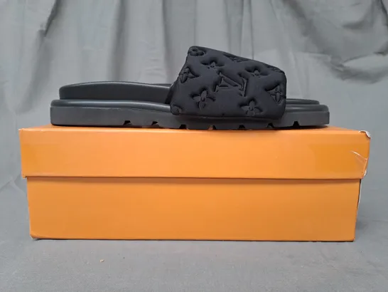 BOXED PAIR OF LOUIS VUITTON PARIS SLIDERS IN BLACK EU SIZE 41