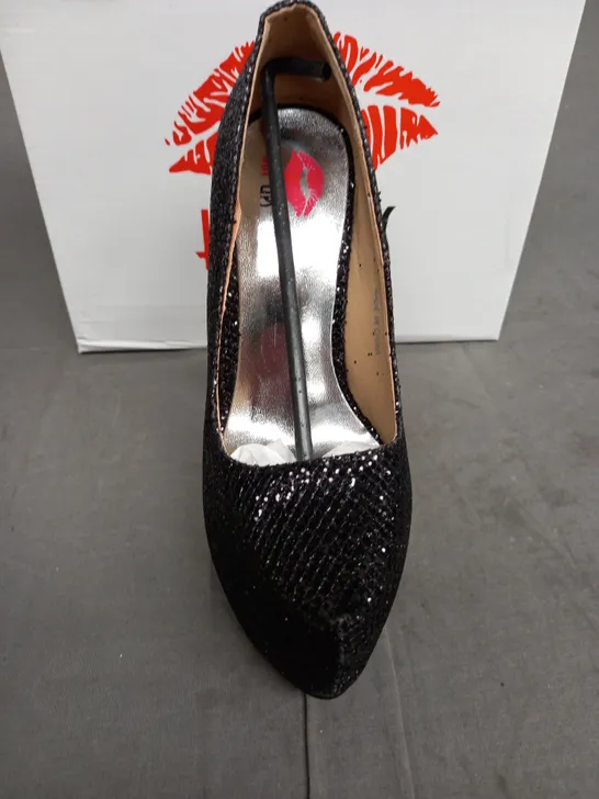 LOT OF 14 BOXED PAIRS OF HOT LIPS BLACK SHIMMER HEELED SHOES - VARIOUS SIZES