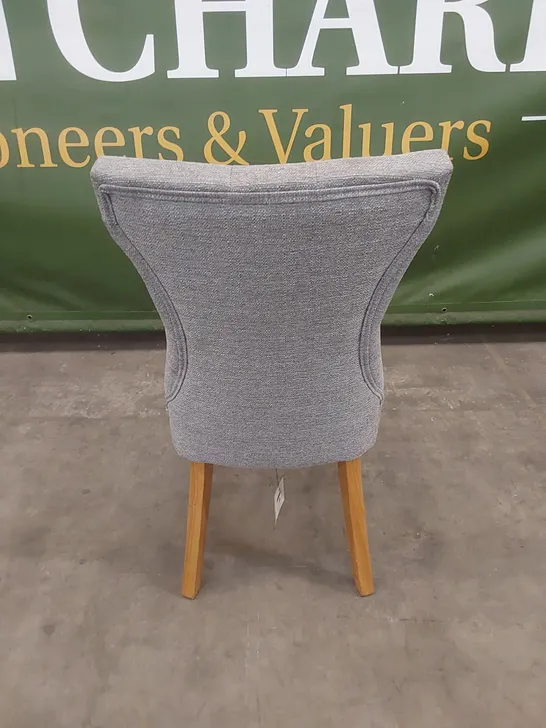 DESIGNER GREY FABRIC BUTTON BACK DINING CHAIR WITH OAK LEGS