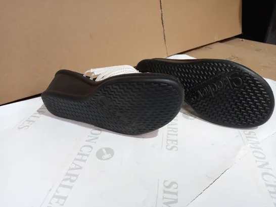 SKETCHERTS WITH MEMORY FOAM BLACK/WHITE SANDALS SIZE 7