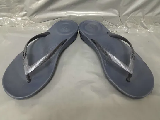 BOXED PAIR OF FITFLOP TOE-POST FLIP-FLOPS IN NAVY UK SIZE 4