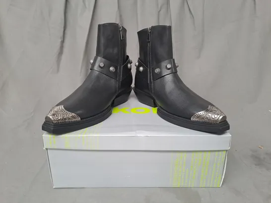 BOXED PAIR OF KOI SOUL RENDER COWBOY BOOTS IN BLACK/SILVER EFFECT UK SIZE 8