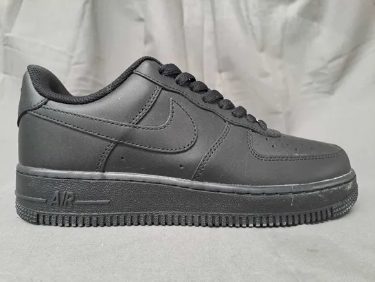 PAIR OF NIKE AIR FORCE 1 SHOES IN BLACK UK SIZE 7