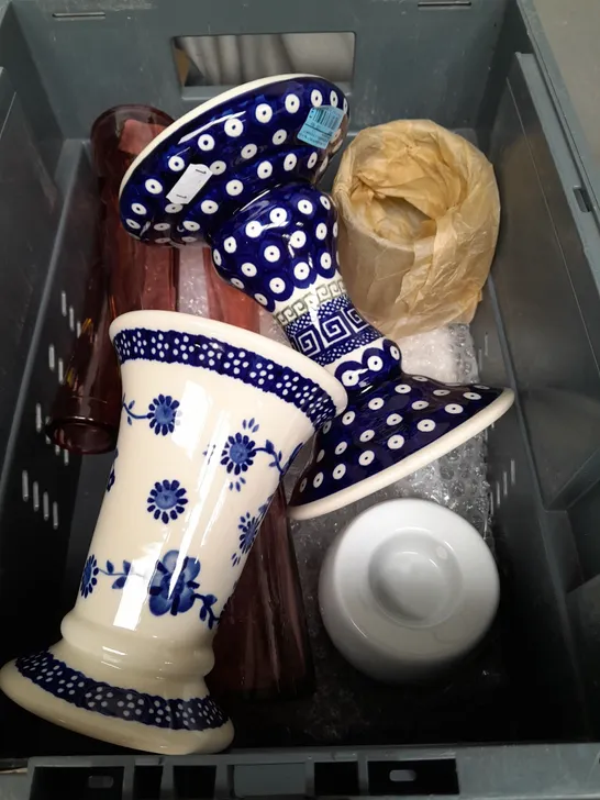 BOX OF ASSORTED HOUSE HOLD ITEMS TO INCLUDE CUPS - JUGS AND NOVELTY BOTTLES / COLLECTION ONLY 