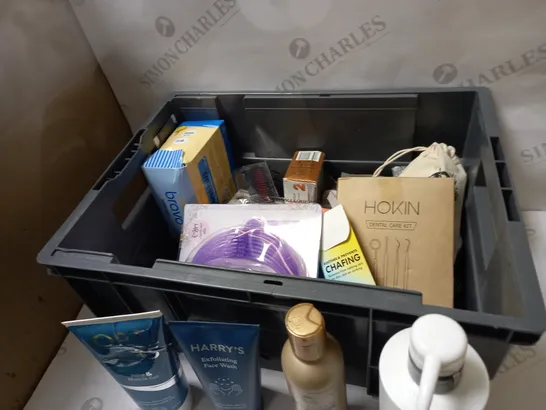 BOX OF APPROX. 20 ASSORTED HEALTH AND BEAUTY ITEMS TO INCLUDE: OPTI 15, HARRYS & AVLON
