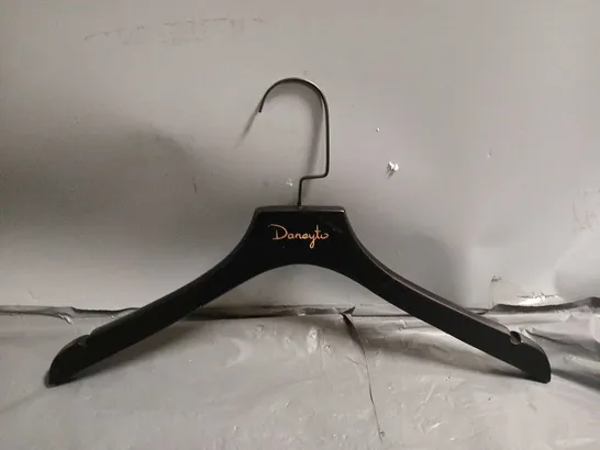 APPROXIMATELY DANEYTO COAT HANGERS IN BLACK