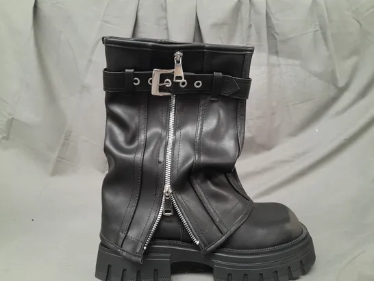 BOXED PAIR OF ASYLUM ANKLE BOOTS IN BLACK ASIAN SIZE 260