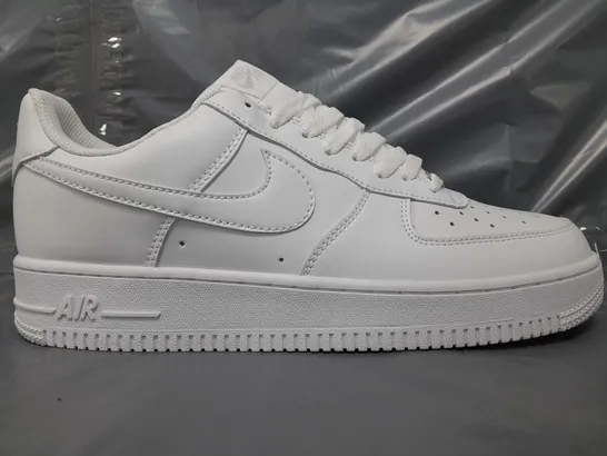 BOXED PAIR OF NIKE AIR FORCE 1 '07 SHOES IN WHITE UK SIZE 9.5