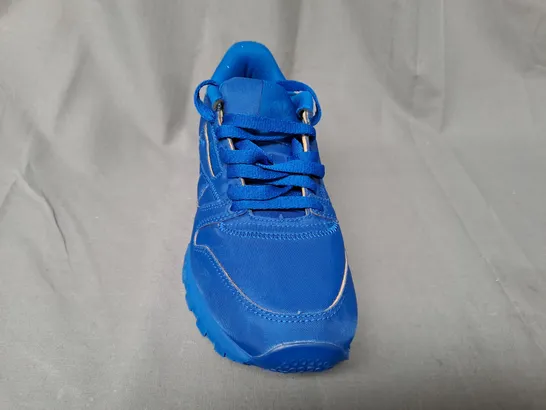 PAIR OF REEBOK TRAINERS IN BLUE UK SIZE 7