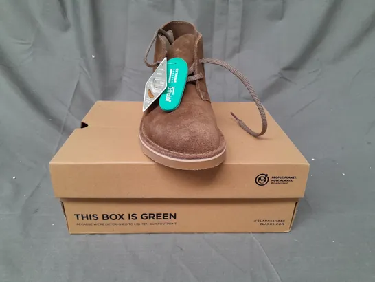 BOXED PAIR OF CLARKS BUSHACRE 3 SHOES IN SAND SUEDE UK SIZE 9