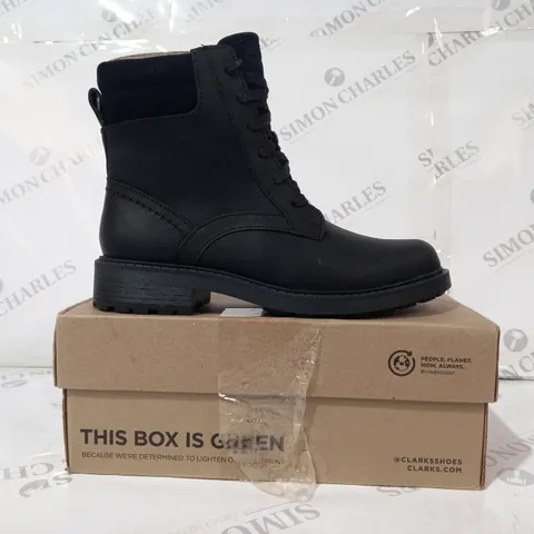 BOXED PAIR OF CLARKS ORINOCO 2 SPICE ANKLE BOOTS IN BLACK UK SIZE 4