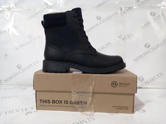 BOXED PAIR OF CLARKS ORINOCO 2 SPICE ANKLE BOOTS IN BLACK UK SIZE 4