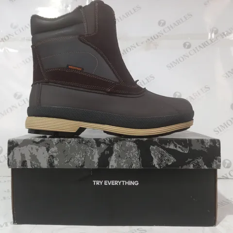 BOXED PAIR OF NORTIV8 WATERPROOF BOOTS IN BROWN/BLACK UK SIZE 9