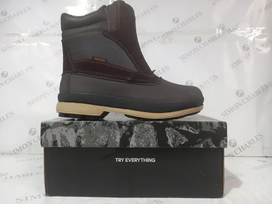 BOXED PAIR OF NORTIV8 WATERPROOF BOOTS IN BROWN/BLACK UK SIZE 9