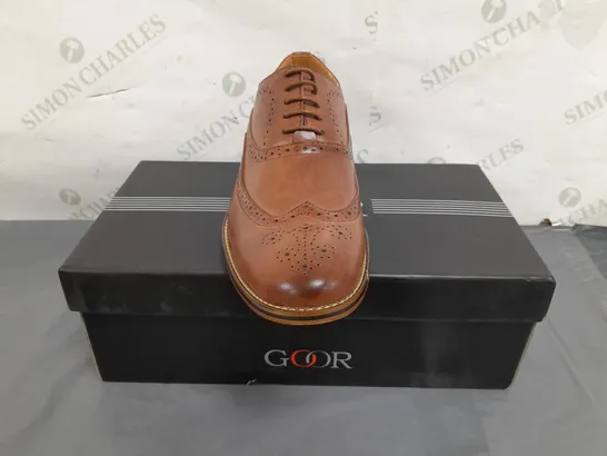 BOXED PAIR OF GOOR LACE UP SHOES IN BROWN SIZE 9