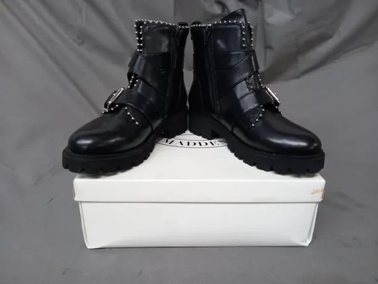 BOXED PAIR OF STEVE MADDEN HOOFY LEATHER ANKLE BOOTS IN BLACK EU SIZE 36