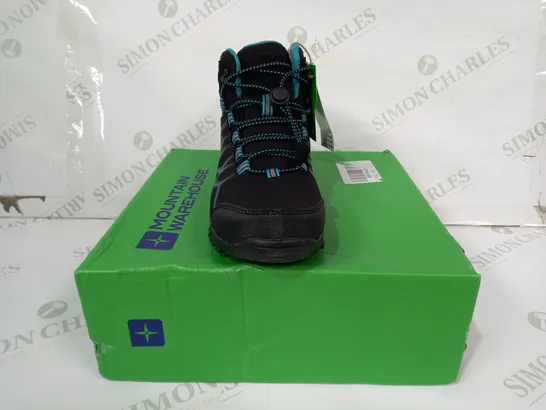 BOXED PAIR OF MOUNTAIN WAREHOUSE SOFTSHELL WATERPROOF KIDS BOOTS IN BLACK/TEAL UK SIZE 2