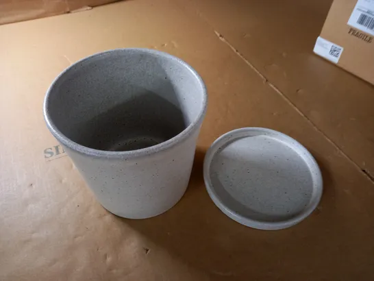 STONE EFFECT PLANT POT WITH TRAY - 16X16CM