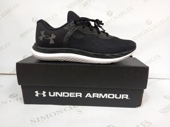 BOXED PAIR OF UNDER ARMOUR CHARGED BREEZE SHOES IN BLACK UK SIZE 7