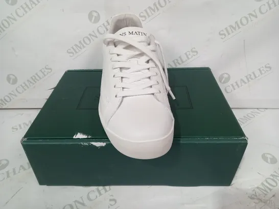 BOXED PAIR OF SANS MATIN THE ORIGINAL C20 SHOES IN WHITE EU SIZE 39