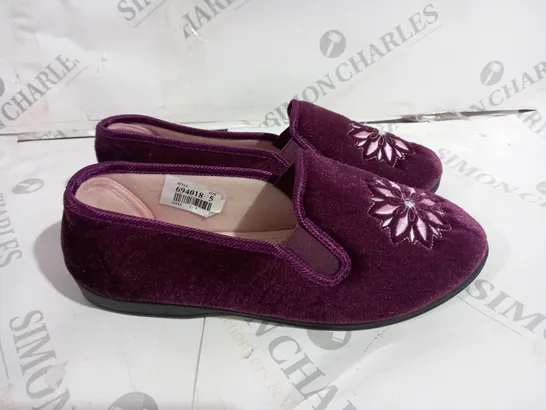 THE SLIPPER COMPANY PURPLE SIZE 5