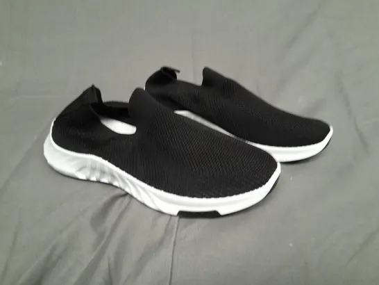 BOXED PAIR OF UNBRANDED BLACK/WHITE SLIP ON TRAINERS SIZE 8