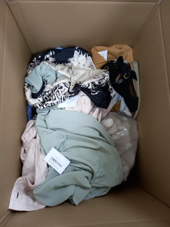 BOX OF APPROXIMATELY 15 ASSORTED CLOTHING ITEMS TO INCLUDE SHOES, JUMPERS, DRESSES ETC