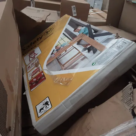 PALLET OF ASSORTED ITEMS TO INCLUDE A BOXED FOLDING TRAY TABLE, A PANTALLA LED 60 × 60 ALUMINIO, A TINY WITH CUSHION AND A JR PRO KIT
