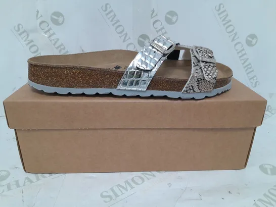 BOXED BONOVA CROCODILE STRAP SANDALS IN SILVER SIZE 7