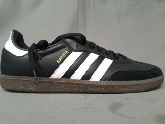 BOXED PAIR OF ADIDAS SAMBA OG SHOES IN BLACK/WHITE UK SIZE 11