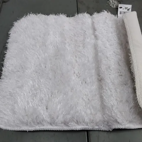 BRAND NEW JANAE BATH MAT IN WHITE - SIZE 40CM X 55CM