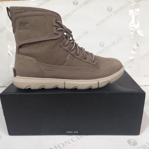 BOXED PAIR OF SOREL EXPLORER MISSION BOOTS IN WET SAND/LIGHT CLAY COLOUR UK SIZE 9.5