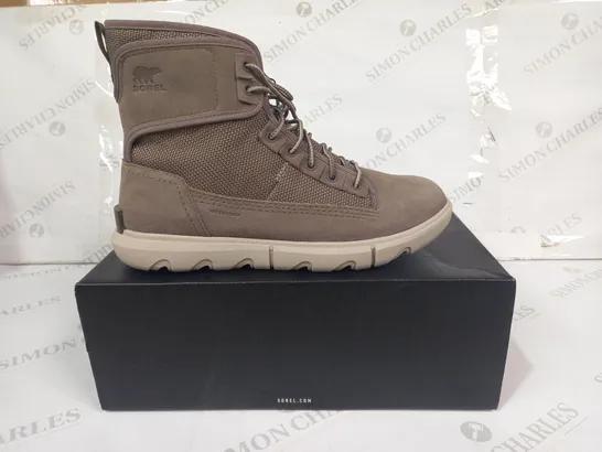 BOXED PAIR OF SOREL EXPLORER MISSION BOOTS IN WET SAND/LIGHT CLAY COLOUR UK SIZE 9.5