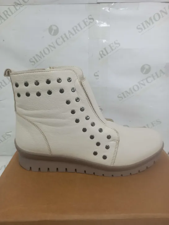 BOXED PAIR OF ADESSO ADDISON LEATHER BOOTS IN WINTER WHITE SIZE 6