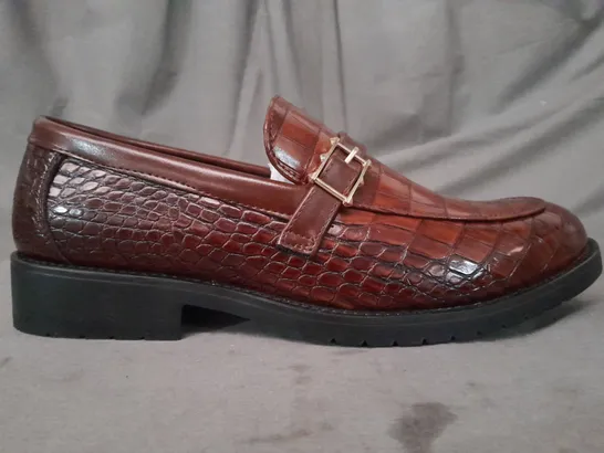 BOXED PAIR OF DESIGNER LOAFERS IN BROWN CROC ASIAN SIZES 255