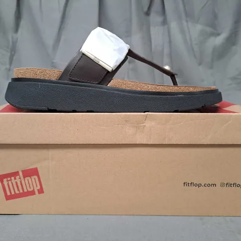 BOXED PAIR OF FITFLOP BUCKLE LEATHER TOE-POST SANDALS IN CHOCOLATE BROWN UK SIZE 7