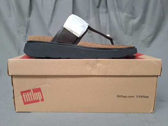 BOXED PAIR OF FITFLOP BUCKLE LEATHER TOE-POST SANDALS IN CHOCOLATE BROWN UK SIZE 7