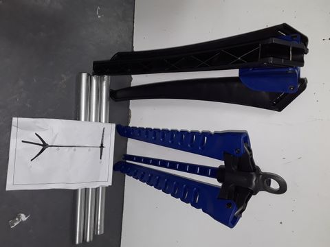 3-ARM PLASTIC CLOTHING HANGER