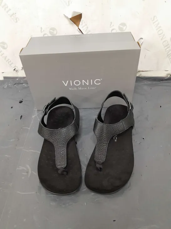 BOXED PAIR OF VIONIC BLACK SANDALS IN SIZE 6