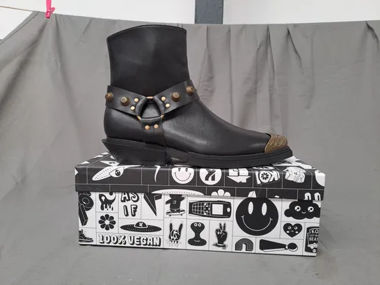 BOXED PAIR OF KOI VEGAN COWBOYS BOOTS IN BLACK/BRONZE EFFECT UK SIZE 8