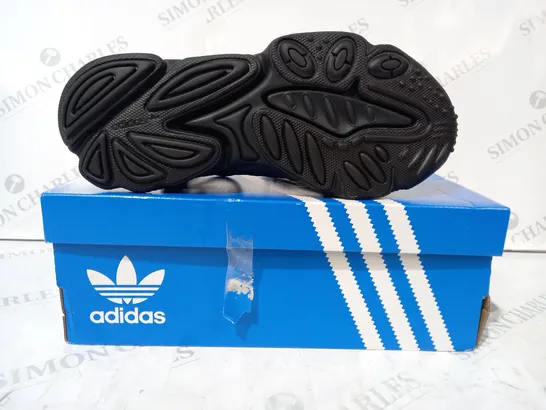 BOXED PAIR OF ADIDAS OZWEEGO SHOES IN BLACK UK SIZE 7