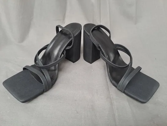 BOXED PAIR OF DESIGNER OPEN TOE BLOCK HEEL SANDALS IN BLACK EU SIZE 37