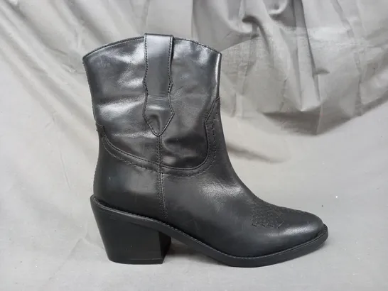 BOXED PAIR OF SOLEA WAYNE ANKLE BOOTS IN BLACK EU SIZE 36